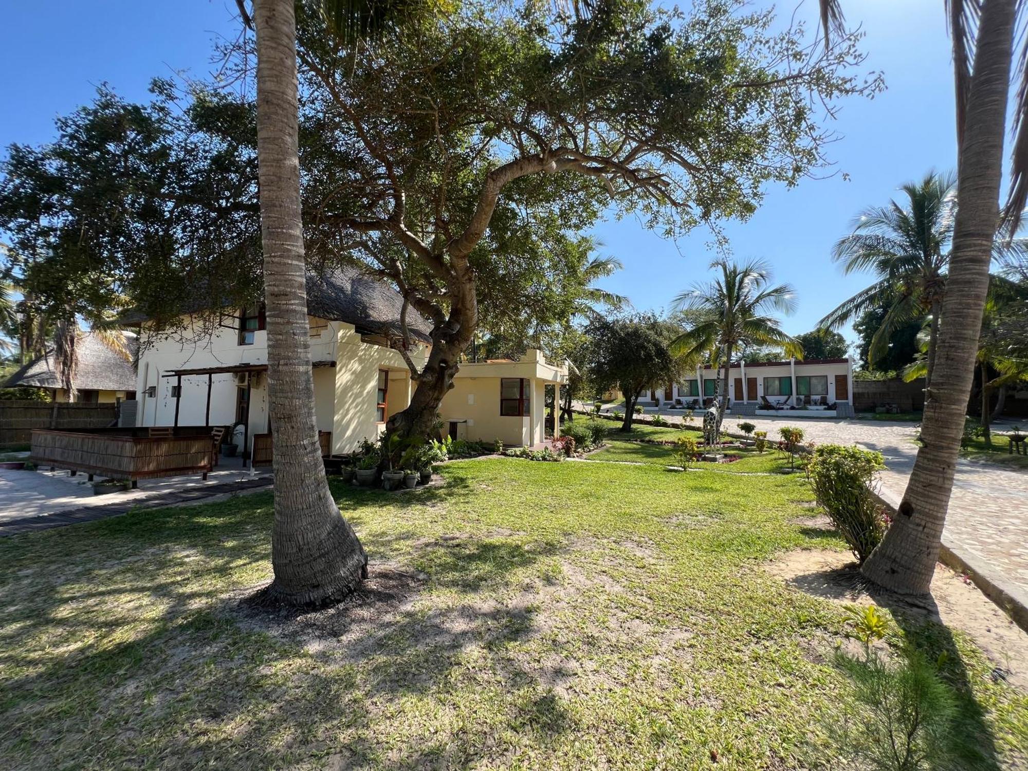 New Giraffe House Bed & Breakfast Vilanculos Exterior photo